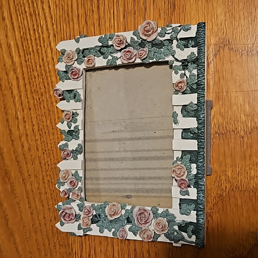 🛍️ 2/$6 🛍️ white picket fence and roses picture frame